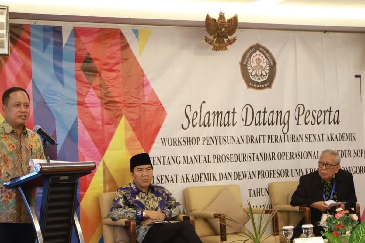 Menristekdikti Mohamad Nasir saat memberi arahan di depan Senat Akademik dan Dewan Profesor Universitas Diponegoro (Undip) pada Workshop Penyusunan Draft Peraturan Senat Akademik tentang Manual Prosedur/Standard Operasional Prosedur (SOP) di Jepara, Sabtu (12/10/2019).