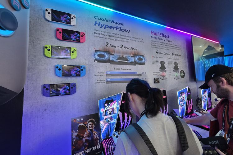 Saat kami datang, bahkan harus gantian untuk bisa sekadar mengusap dan memotret perangkatnya. Perangkat dipasang di holder display yang terkunci. Jadi tidak bisa diangkat. Namun, pengunjung tetap diberi kebebasan untuk memegang bodi, menekan tombol-tombol, hingga mencoba langsung game yang sedang dijalankan.