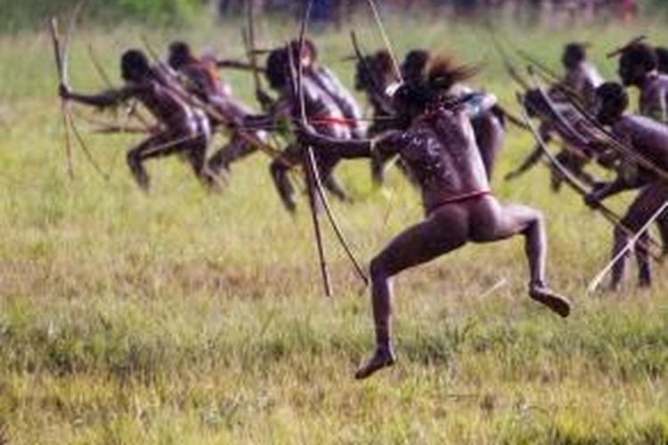 Suku Dani melepaskan anak panah dalam atraksi perng-perangan Festival Lembah Baliem 2012, di Kampung Wosiala, Desa Wosilimo, Distrik Usilimo, Kabupaten Jayawijaya, Papua, Rabu, 8 Agustus 2012. Pemenang II Kategori Arts and Entertainment.