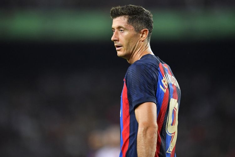 Reaksi penyerang Barcelona, Robert Lewandowski, pada laga Liga Spanyol kontra Rayo Vallecano di Camp Nou, 13 Agustus 2022.