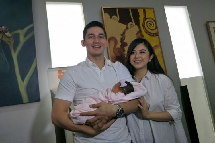 Samuel Zylgwyn dan Franda menggendong anak pertama mereka saat ditemui di RDIA Kemang Medical Care, Kemang, Jakarta Selatan, Rabu (2/5/2018).
