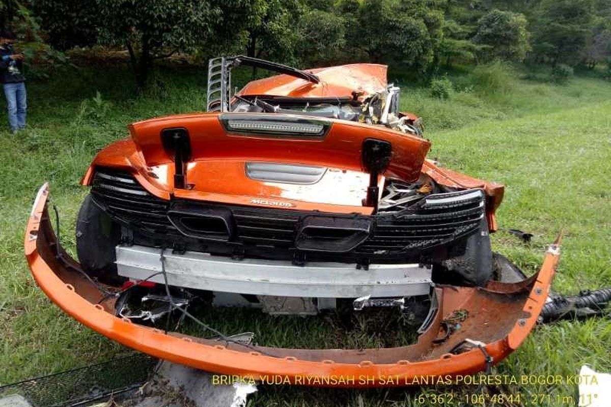 McLaren kecelakaan tunggal di Tol Jagorawi, Minggu (3/5/2020).