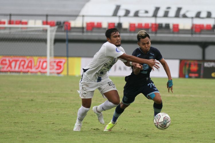 Suasana duel perebutan bola dalam laga Liga 1 2021-2022 antara Persela Lamongan vs PSIS di Stadion Kapten I Wayan Dipta, Gianyar, Bali, Selasa 29 Maret 2022.