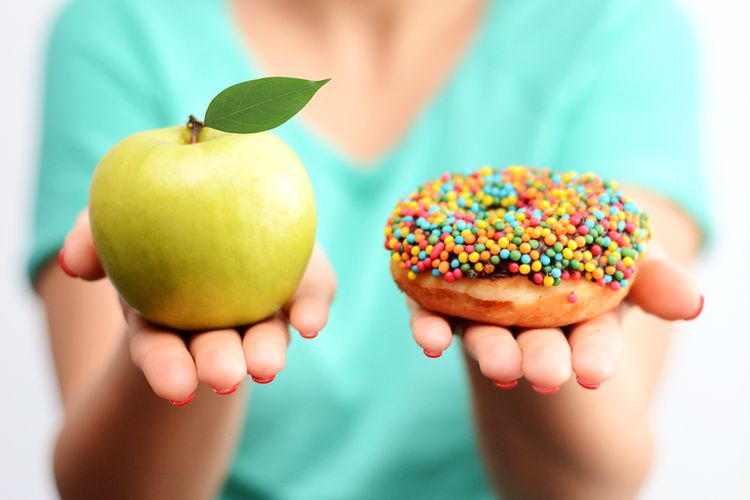 Hindari makanan yang berpemanis buatan, pilih apel yang berkhasiat sebagai buah untuk menurunkan kolesterol.