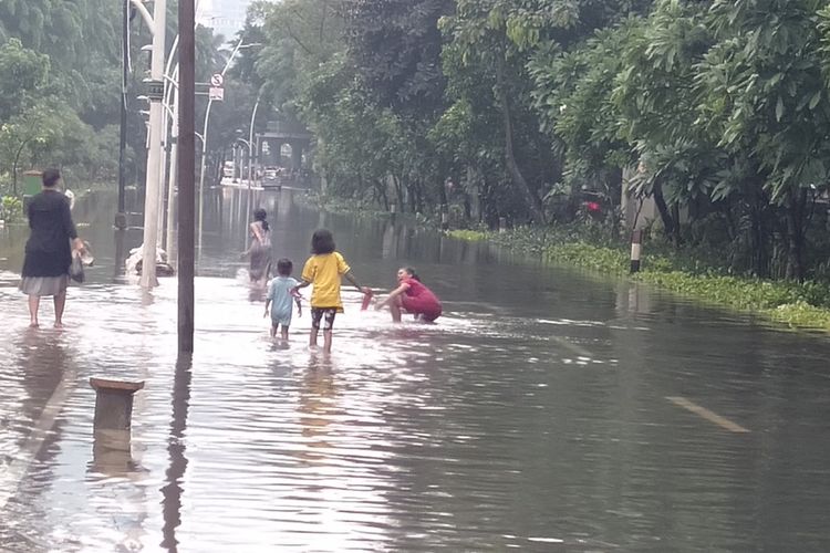 banjir di jalan Jendral Ahmad Yani, Jakarta Pusat, Sabtu (8/2/2020)