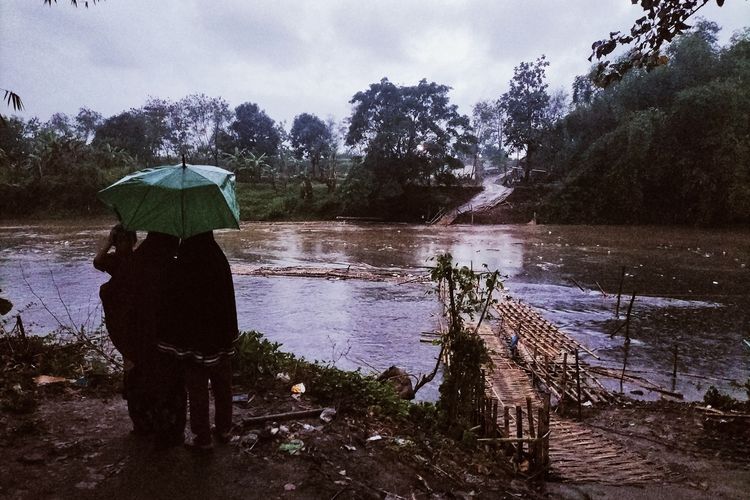 Potret Jembatan Sasak Bambu Semanggi, Kelurahan Semanggi, Kecamatan Pasar Kliwon, Kota Solo, yang rusak dihantam sampah saat arus sungai Bengawan Solo tinggi, Rabu (19/10/2022).