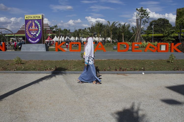 Pengunjung melintas di Alun-alun Kota Depok yang baru diresmikan Wali Kota Depok, Depok, Jawa Barat, Minggu (12/1/2020). Alun-alun tersebut memiliki berbagai macam fasilitas olahraga, gerai UMKM, hingga working space.