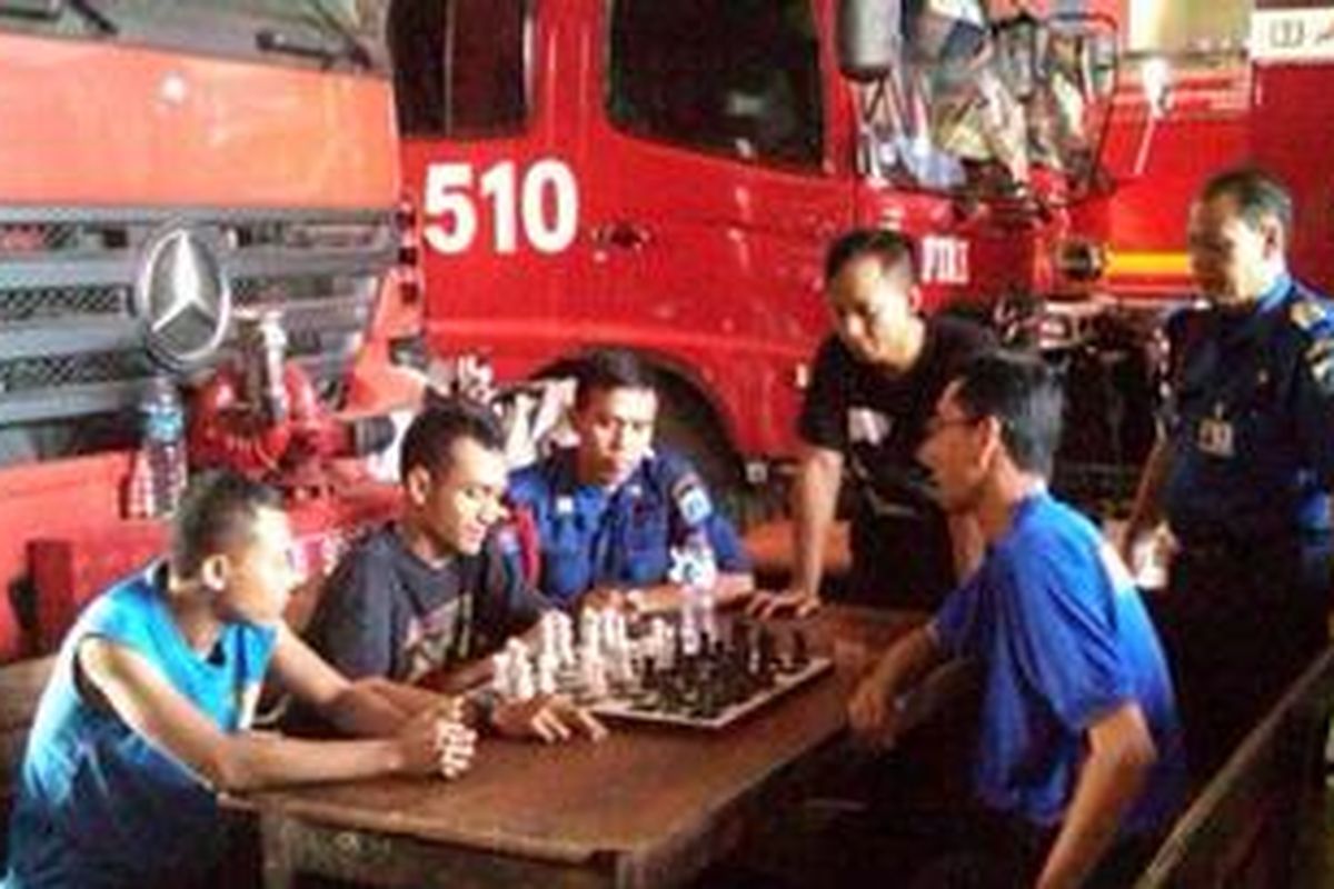 Petugas Suku Dinas Pemadam Kebakaran Jakarta Timur tengah bersantai di markasnya, Jalan Matraman, Jakarta Timur, Rabu (29/8/2012). Kenyamanan tersebut akan sirna seketika jika tugas mulia memanggil, yaitu memadamkan api.