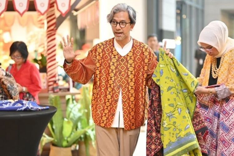 Desainer kenamaan Indonesia, Didiet Maulana, akan mempresentasikan karya-karyanya dari tenun Ikat Indonesia di New York Fashion Week.