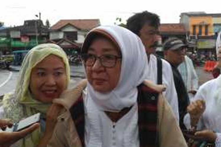 Istri Sri Bintang Pamungkas, Ernalia Sri Bintang di depan pintu Mako Brimob, Kelapa Dua, Depok, Jumat (2/12/2016)