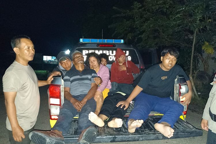 Petugas kepolisian saat mengevakuasi para penumpang bus yang masuk jurang di Kabupaten Kuantan Singingi, Riau, Rabu (9/8/2023) dini hari.
