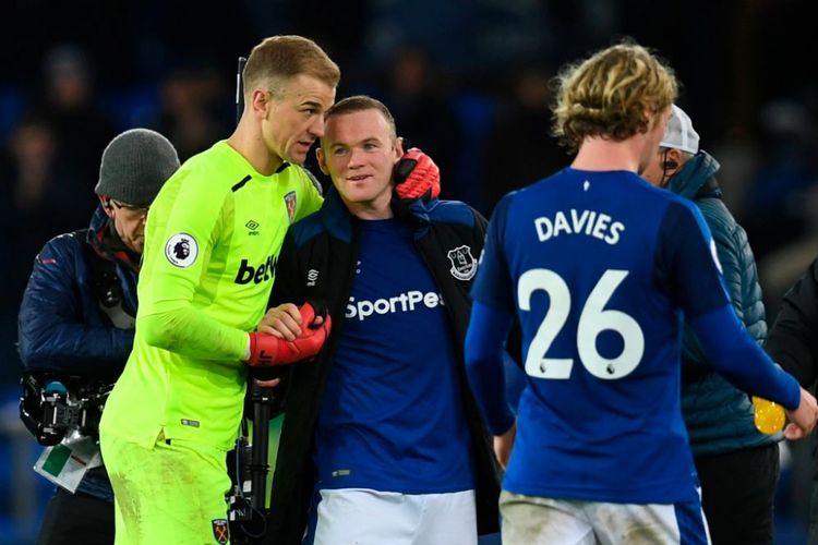 Joe Hart dan Wayne Rooney bersalaman seusai laga Everton vs West Ham United di Goodison Park, Rabu (29/11/2017).