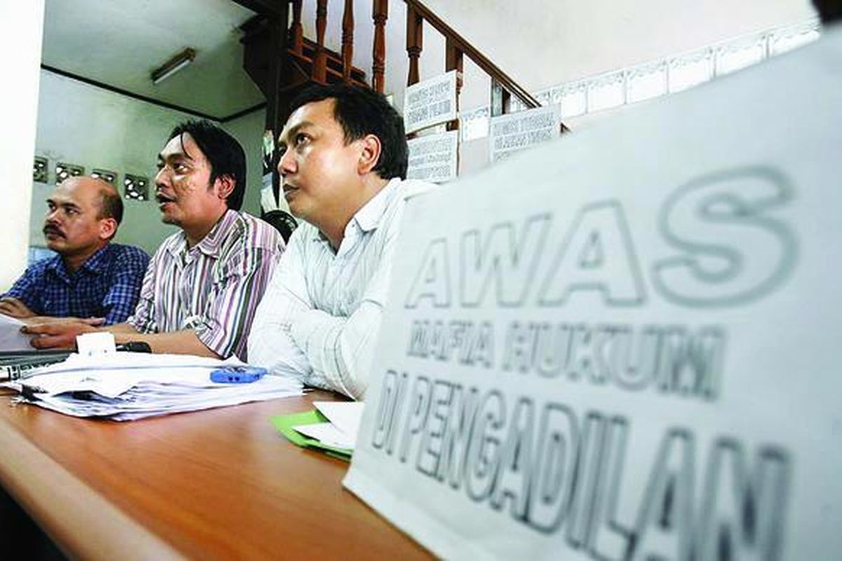 Dosen Fakultas Hukum Universitas Bengkulu, Ahmad Wali; Koordinator Perhimpunan Bantuan Hukum dan HAM Indonesia (PBHI) Hendrik Sirait; dan Kepala Divisi Investigasi PBHI Hendra Hasanudin (kiri ke kanan) berbicara saat konferensi pers tentang pernyataan sikap atas tertangkapnya hakim Syarifuddin di Kantor PBHI, Jakarta, Jumat (3/6). Pernyataan sikap atas nama Aliansi Masyarakat Berantas Koruptor tersebut mendesak sejumlah instansi hukum, antara lain KPK, Komisi Yudisial, dan Satgas Pemberantasan Mafia Hukum, mengusut dugaan suap terkait dengan putusan bebas Gubernur Bengkulu Agusrin M Najamudin oleh majelis hakim yang dipimpin Syarifuddin.