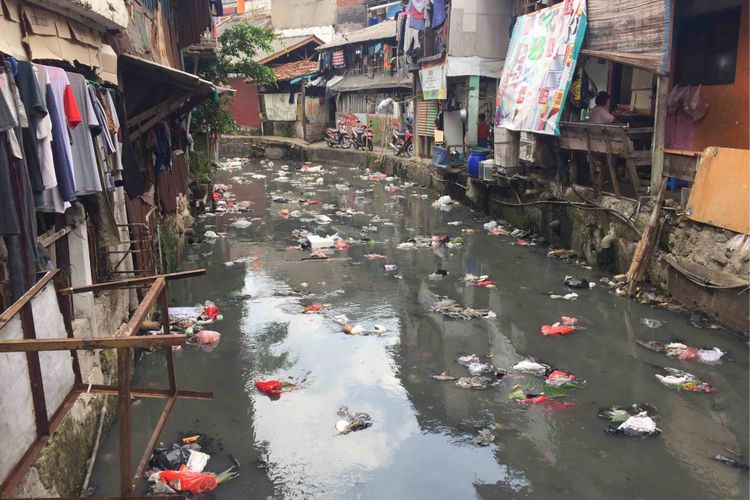 Berbagai jenis sampah menumpuk di aliran Kali Krukut yang berada di Kelurahan Kebon Kacang, Tanah Abang, Jakarta Pusat. Saat menelusuri aliran tersebut, berbagai jenis sampah terihat menumpuk yanh didominasi sampah plastik, bungkus makanan dengan sisa makanan yang masih baru, sterofom, dan pakaian. Tampak juga bakul nasi berukuran sedang tersangkut di aliran Kali Krukut yang dangkal, Jumat (18/5/2018).