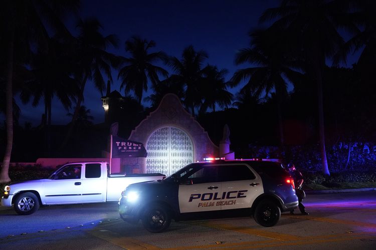 Situasi rumah mantan Presiden Amerika Serikat Donald Trump di Mar-a-Lago, Palm Beach, negara bagian Florida, saat digerebek FBI pada Senin (8/8/2022). Rumah Trump digerebek FBI dan brankasnya dibobol untuk penyelidikan.