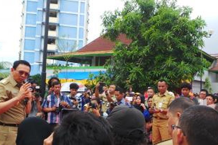 Gubernur DKI Jakarta Basuki Tjahaja Purnama saat menyampaikan sambutan di Ruang Publik Terpadu Ramah Anak (RPTRA) Karet Tengsin, Jakarta Pusat, Rabu (30/12/2015). 