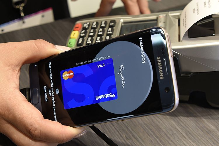 Seseorang menunjukkan sistem pembayaran dengan Samsung Pay pada hari pertama ajang Mobile World Congress di Barcelona, Spanyol, Senin (27/2/2017).