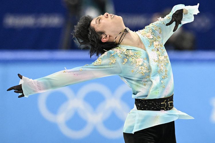 Foto ini diambil pada 10 Februari 2022, saat Yuzuru Hanyu dari Jepang berkompetisi dalam skating bebas tunggal putra pada Olimpiade Musim Dingin Beijing 2022 di Capital Indoor Stadium di Beijing. - Juara skating Olimpiade dua kali Jepang, Yuzuru Hanyu, pensiun dari kompetisi pada usia 27 pada 19 Juli 2022, setelah berjuang dengan cedera di Olimpiade Beijing tahun ini.