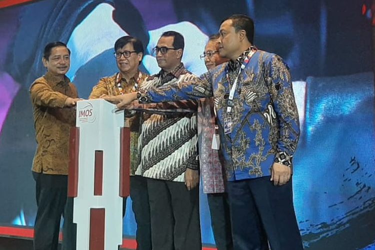 Menteri Perhubungan Budi Karya Sumadi (tengah) diapit para petinggi AISI meresmikan pameran motor nasional IMOS 2022 di JCC, Senayan, Jakarta Selatan, Rabu (2/11/2022)