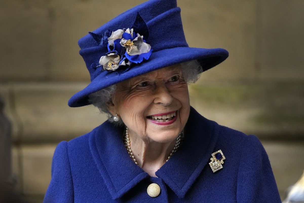 Foto pada 12 Oktober 2021 memperlihatkan Ratu Elizabeth II asal Inggris pulang setelah menghadiri acara Service of Thanksgiving untuk menandai Centenary of the Royal British Legion di Westminster Abbey, London.