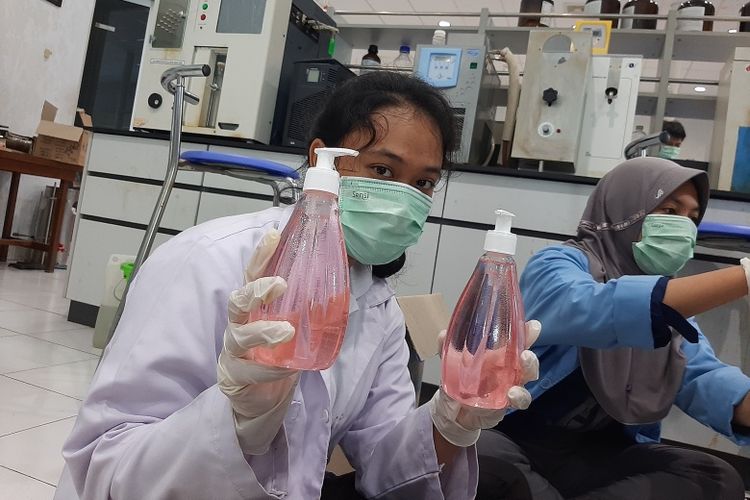 Hasil hand sanitizer produksi Tim Pengabdian Masyarakat PEM Akamigas 