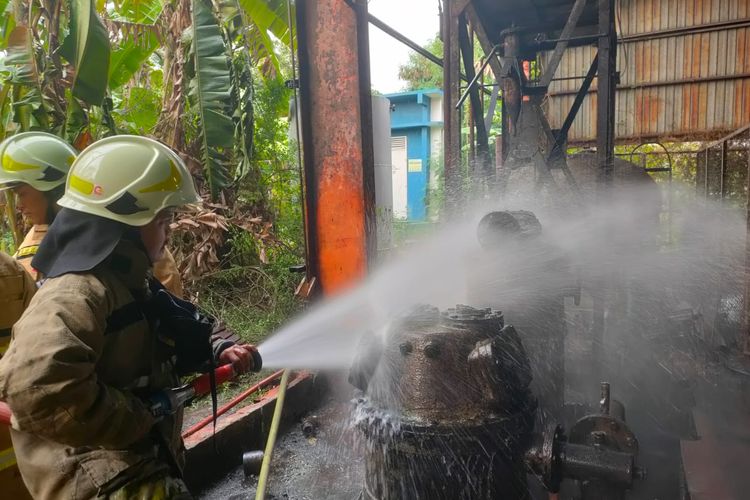 Sebuah ruang mesin milik PT Tobu Indonesia Steel di Kawasan Industri Pulogadung, Jalan Pulogadung, Kelurahan Jatinegara, Kecamatan Cakung, Jakarta Timur, terbakar akibat percikan api dari alat las, Senin (20/3/2023).