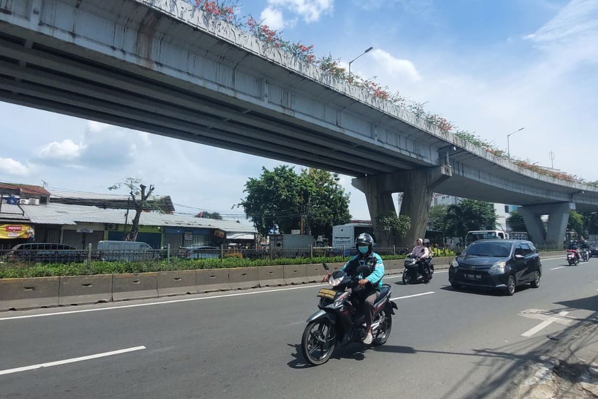 Tempat kejadian perkara pengendara motor mengalami kecelakaan beruntun dan terjatuh dari jalan layang Pesing di Jalan Daan Mogot, Jakarta Barat, Jumat (7/1/2022). 