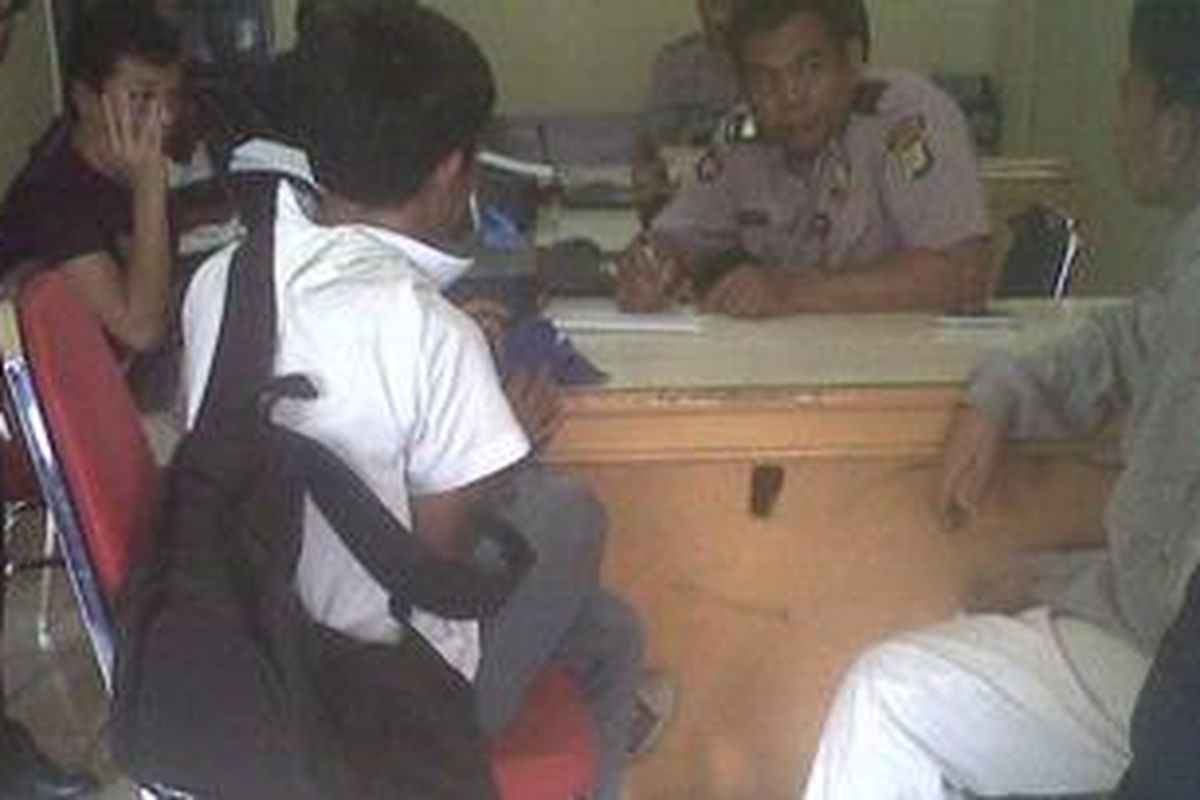 Dua pelajar yang di duga terlibat aksi pengeroyokan terhadap seorang pelajar sekolah lain, saat sedang dimintai keterangan di Polsek Jatinegara, Jakarta Timur. Selasa (28/8/2012).