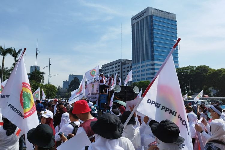 Ratusan tenaga kesehatan (nakes) berunjuk rasa di depan gedung DPR/MPR RI, Jakarta Pusat, Selasa (11/7/2023), menolak pengesahan Rancangan Undang-undang (RUU) Kesehatan menjadi undang-undang dalam Rapat Paripurna DPR RI siang ini. Ratusan tenaga kesehatan yang tergabung dalam sejumlah organisasi profesi ini kembali menyatakan rencana mogok kerja seandainya undang-undang itu disahkan.