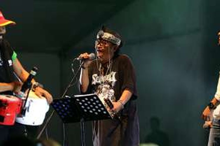 Om Pengantar Minum Racun  tampil pada Synchronize Fest 2016 di Gambir Expo, Kemayoran, Jakarta, Sabtu (29/10/2016). Festival musik multi genre tahunan ini menyuguhkan 100-an pertunjukan selama tiga malam.