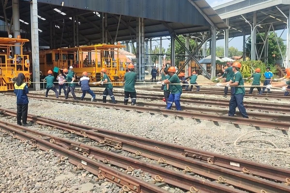 PT Kereta Api Daerah Operasi (PT KAI DAOP) III Cirebon Jawa Barat menggelar lomba tarik kereta mekanik multi tie tamper (MTT) di Balai Yasa Mekanik, Stasiun Prujakan pada Senin (21/8/2023) siang.