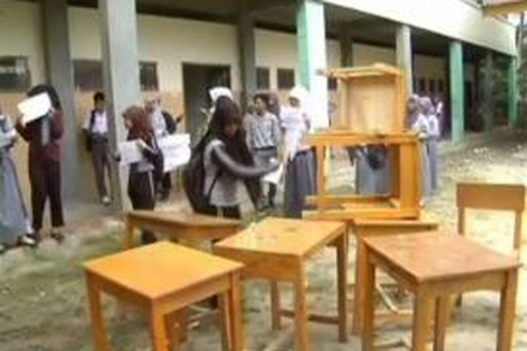 Protes pergantian kepala sekolah guru dan siswa SMP Al Maarif Polewali mandar sulawesi barat sepakat mogok massal sejak hampir sepekan terakhir.