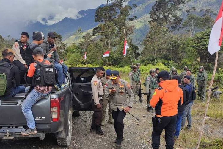 Tim evakuasi gabungan tengah berkoordinasi sebelum bergerak menuju lokasi jatuhnya pesawat Rimbun Air di salah satu gunung di Kampung Bilorai, Distrik Sugapa, Kabupaten Intan Jaya, Papua, Rabu (15/9/2021)