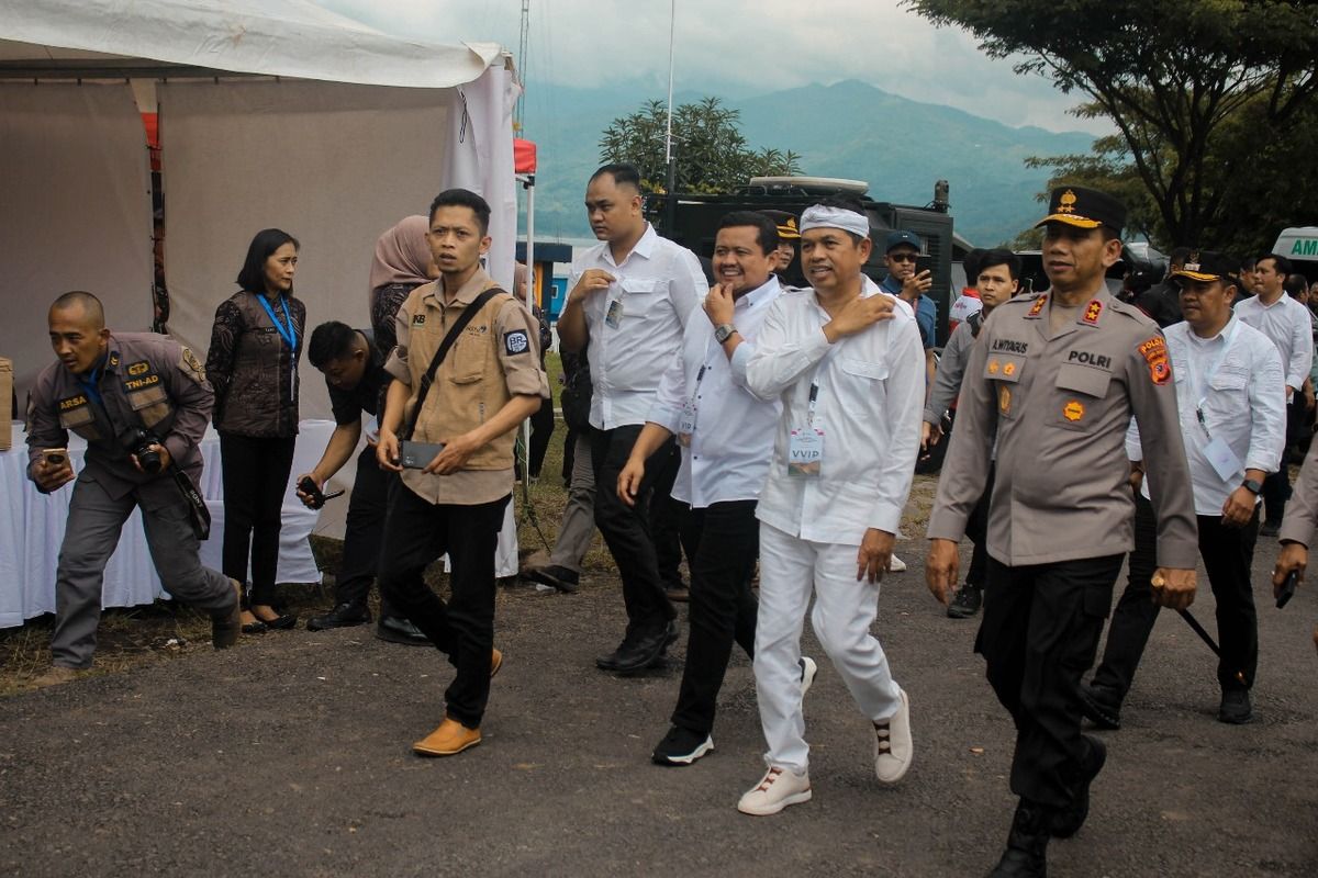 Gubernur Jabar terpilih Dedi Mulyadi jalan bareng Bupati Sumedang terpilih Dony Ahmad Munir menuju lokasi peresmian PLTA Jatigede di Waduk Jatigede, Sumedang, Senin (20/1/2025). KOMPAS.com/AAM AMINULLAH