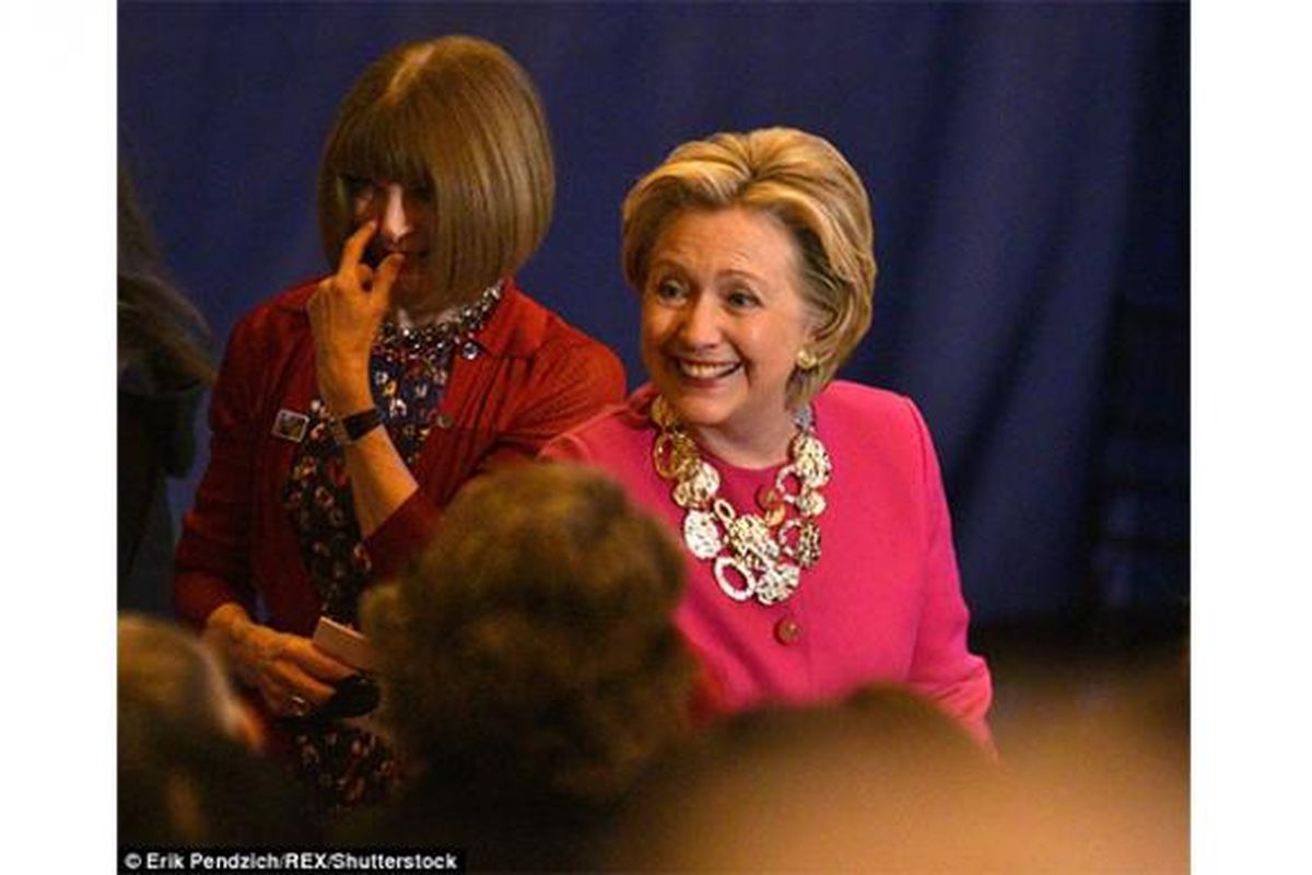 Hillary Clinton menghadiri peragaan busana Oscar de la Renta