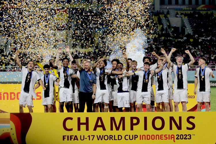 Selebrasi Timnas Jerman usai meraih juara Piala Dunia U17 2023 Indonesia mengalahkan Perancis dengan skor 2-2 (4-3) yang berlangsung di Stadion Manahan Solo, Sabtu (2/12/2023) malam.