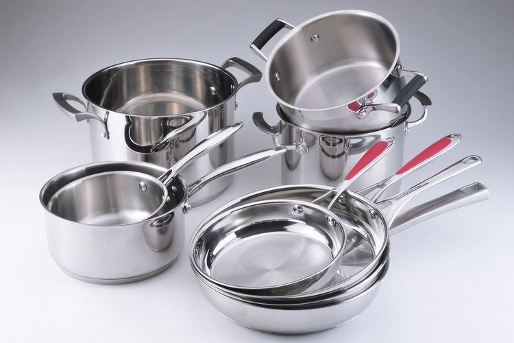 Ilustrasi panci dan wajan stainless steel, peralatan masak stainless steel. 