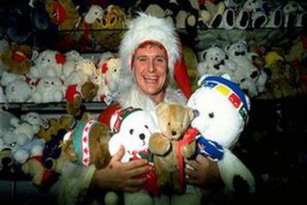 Paul Gascoigne dalam salah satu perilaku kekanak-kanakannya.