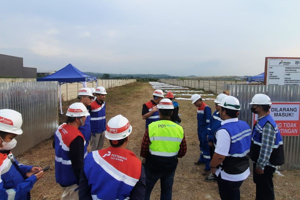 Direktur Infrastruktur dan Teknologi PGN Achmad Muchtasyar, saat Management Walk Through pembangunan pipa distribusi Semarang-Kendal beberapa waktu lalu, didampingi oleh Direktur Sales dan Operasi PGN Faris Aziz. 
