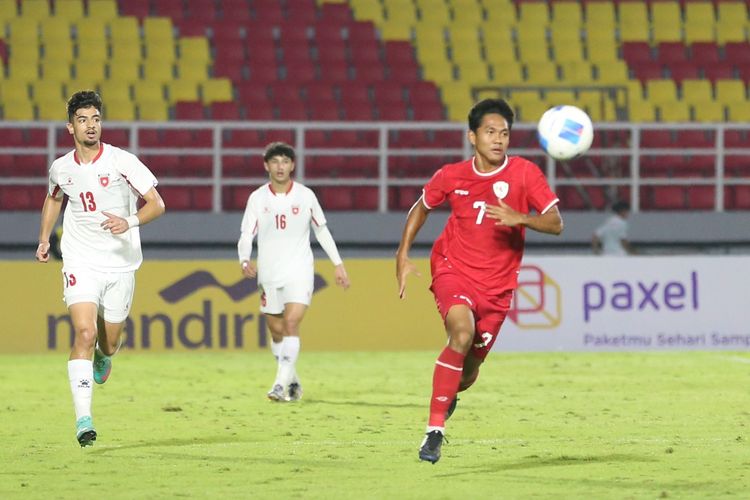 Aksi Jehan Pahlevi pada laga Timnas U20 Indonesia vs Yordania yang merupakan bagian dari Challenge Series 2025 yang bergulir di Stadion Gelora Delta Sidoarjo pada Jumat (24/1/2025).