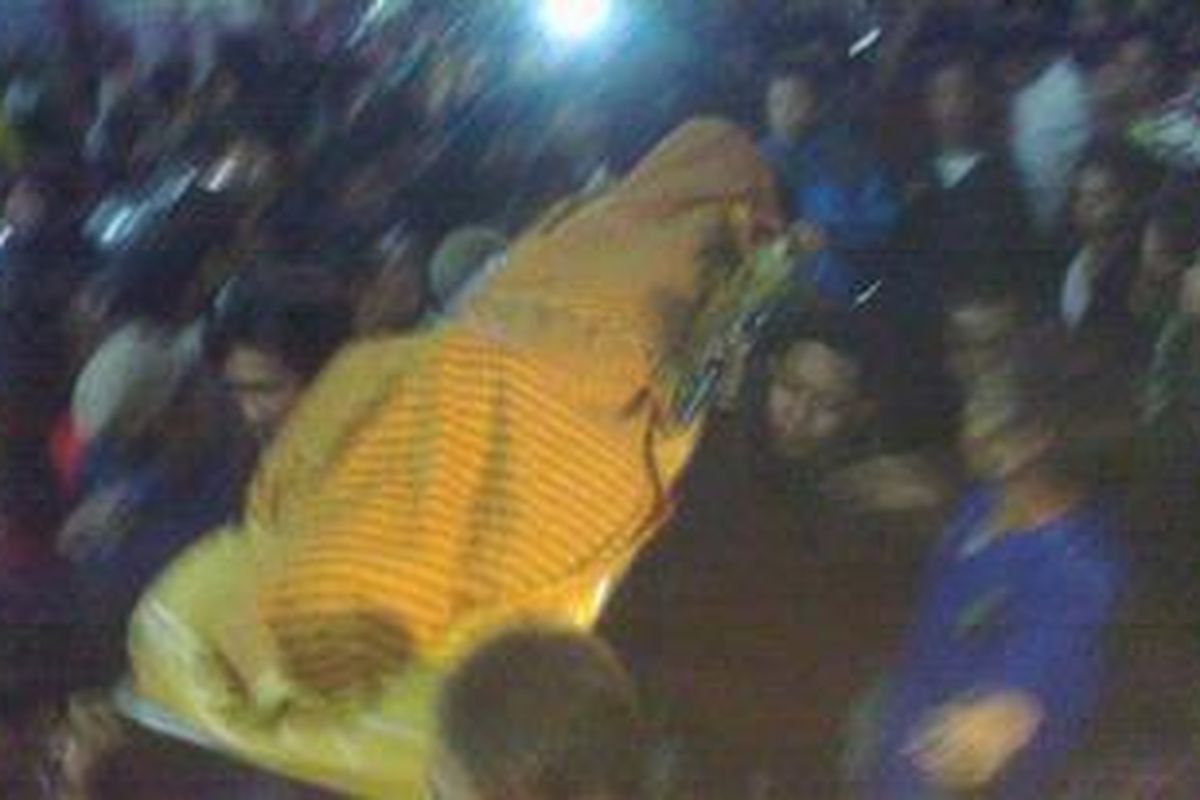 Korban tawuran sesama mahasiswa Universitas Negeri Makassar (UNM) Parang Tambung, Makassar.