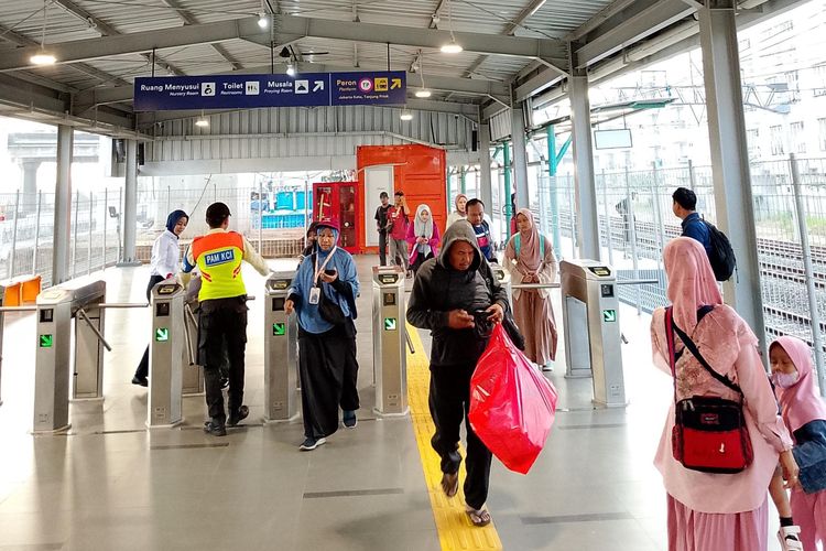 Pengguna KRL di Stasiun JIS Melonjak 300 Persen pada Akhir Pekan Perdana Operasional