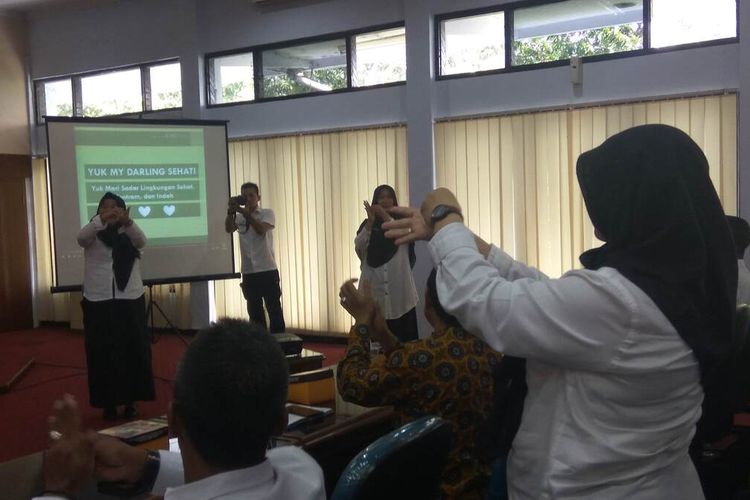 Petugas dari Dinas Kesehatan Kabupaten Ciamis mengajarkan cara mencuci tangan yang benar kepada peserta rakor terkait pencegahan Corona di Aula Setda Ciamis, Rabu (4/3/2020).