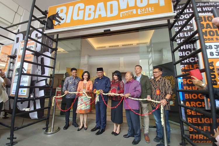 Gubernur Jawa Barat Ridwan Kamil saat membuka acara bazar buku Big Bad Wolf di Kota Baru Parahyangan, Kamis (27/6/2019).