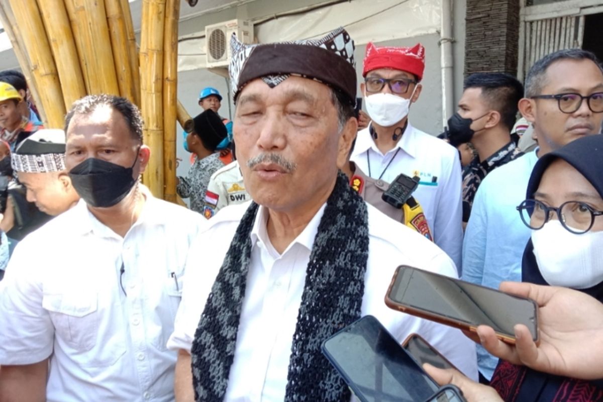 Menteri Koordinator Bidang Kemaritiman dan Investasi, Luhut Binsar Panjaitan saat berkunjung ke Banyuwangi 