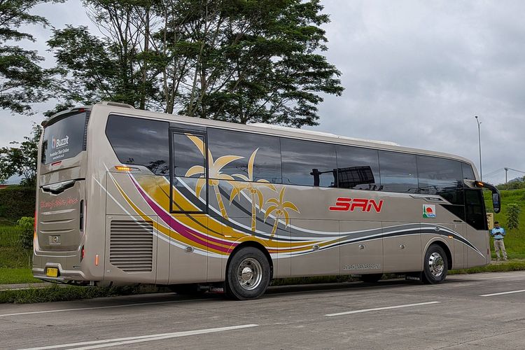 Bus baru PO SAN, pakai bodi Supernova buatan Karoseri Stadabus