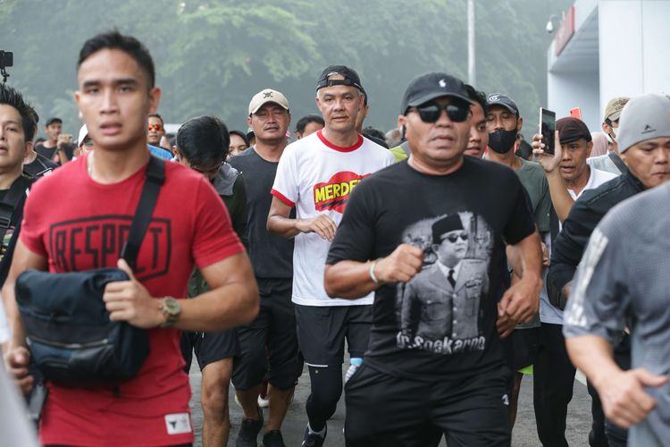 Gubernur Jawa Tengah sekaligus bakal calon presiden yang diusung Partai Demokrasi Indonesia Perjuangan, Ganjar Pranowo lari pagi di kawasan Stadion Gelora Bung Karno, Jakarta, Minggu (30/4/2023).