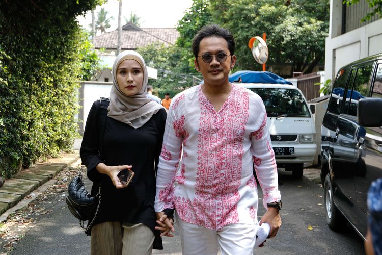 Hanung Bramantyo dan Zaskia Adya Mecca  melayat suami dari penyanyi Bunga Citra Lestari (BCL), Ashraf Sinclair di Pejaten Barat, Jakarta, Selasa (18/2/2020). Ashraf meninggal dunia Selasa (18/2/2020) pagi, karena serangan jantung.