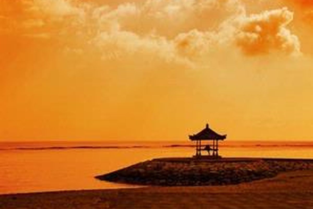 Sunset di salah satu sudut pantai di kawasan Sanur, Bali.