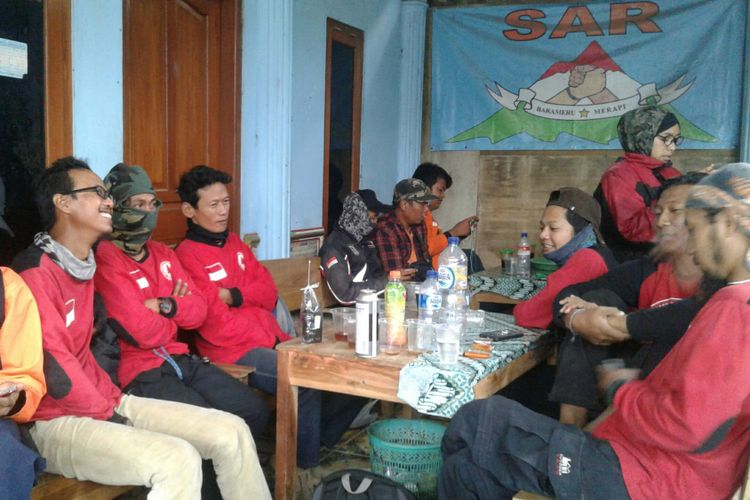Para relawan tengah berkumpul sebelum melanjutkan pencarian dua pendaki yang tersesat di Basecamp Barameru di Selo, Boyolali, Jawa Tengah, Rabu (13/12/2017).